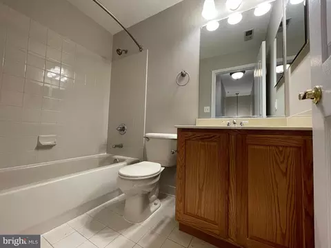 Bath - 622 Berwick Ct, Abingdon, MD 21009 photo 5 of 6