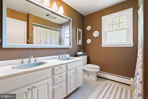 Bath - 3001 Suffolk Ln, Fallston, MD 21047 photo 3 of 4