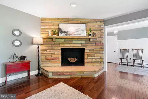 Entry Way - 3001 Suffolk Ln, Fallston, MD 21047 photo 2 of 2
