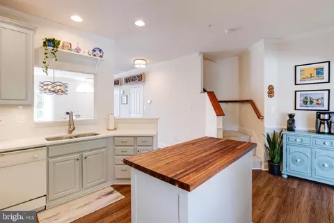 Kitchen - 611 Berwick Ct, Abingdon, MD 21009 photo 4 of 6