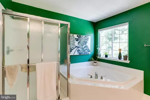 Bath - 611 Berwick Ct, Abingdon, MD 21009 photo 4 of 6