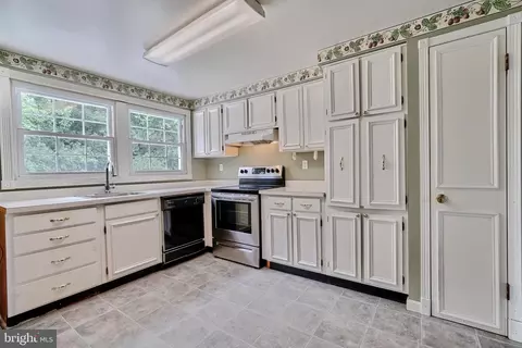 Kitchen - 315 Blackburn Ct, Joppa, MD 21085 photo 2 of 2