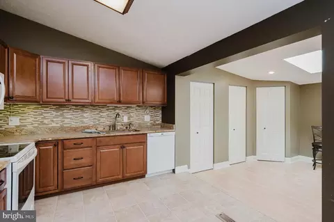 Entry Way - 59 Neptune Dr, Joppa, MD 21085 photo 2 of 4