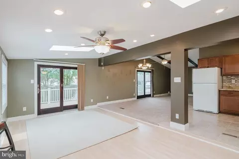 Living - 59 Neptune Dr, Joppa, MD 21085 photo 10 of 14