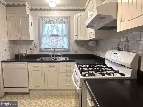 Kitchen - 418 Larkspur Dr, Joppa, MD 21085 photo 1 of 4