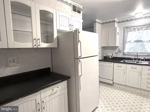 Kitchen - 418 Larkspur Dr, Joppa, MD 21085 photo 3 of 4