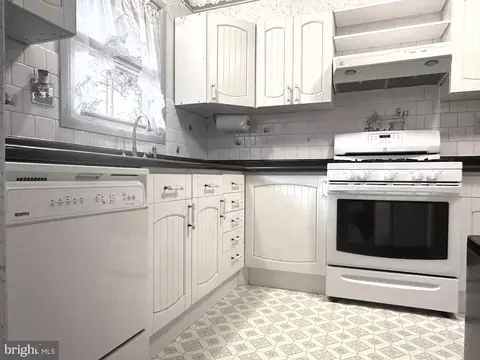 Kitchen - 418 Larkspur Dr, Joppa, MD 21085 photo 2 of 4