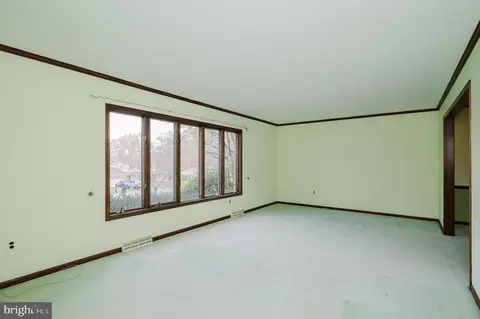 Living - 2602 Greene Ln, Fallston, MD 21047 photo 4 of 6