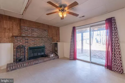 Living - 3040 Ebbtide Dr, Edgewood, MD 21040 photo 7 of 10
