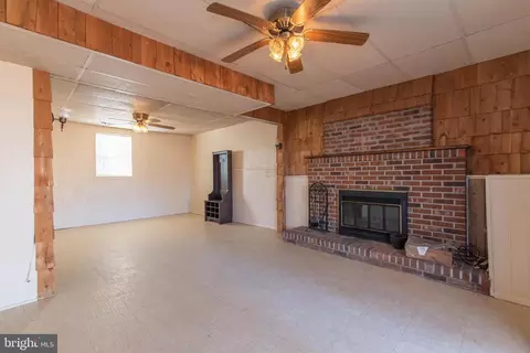 Living - 3040 Ebbtide Dr, Edgewood, MD 21040 photo 8 of 10