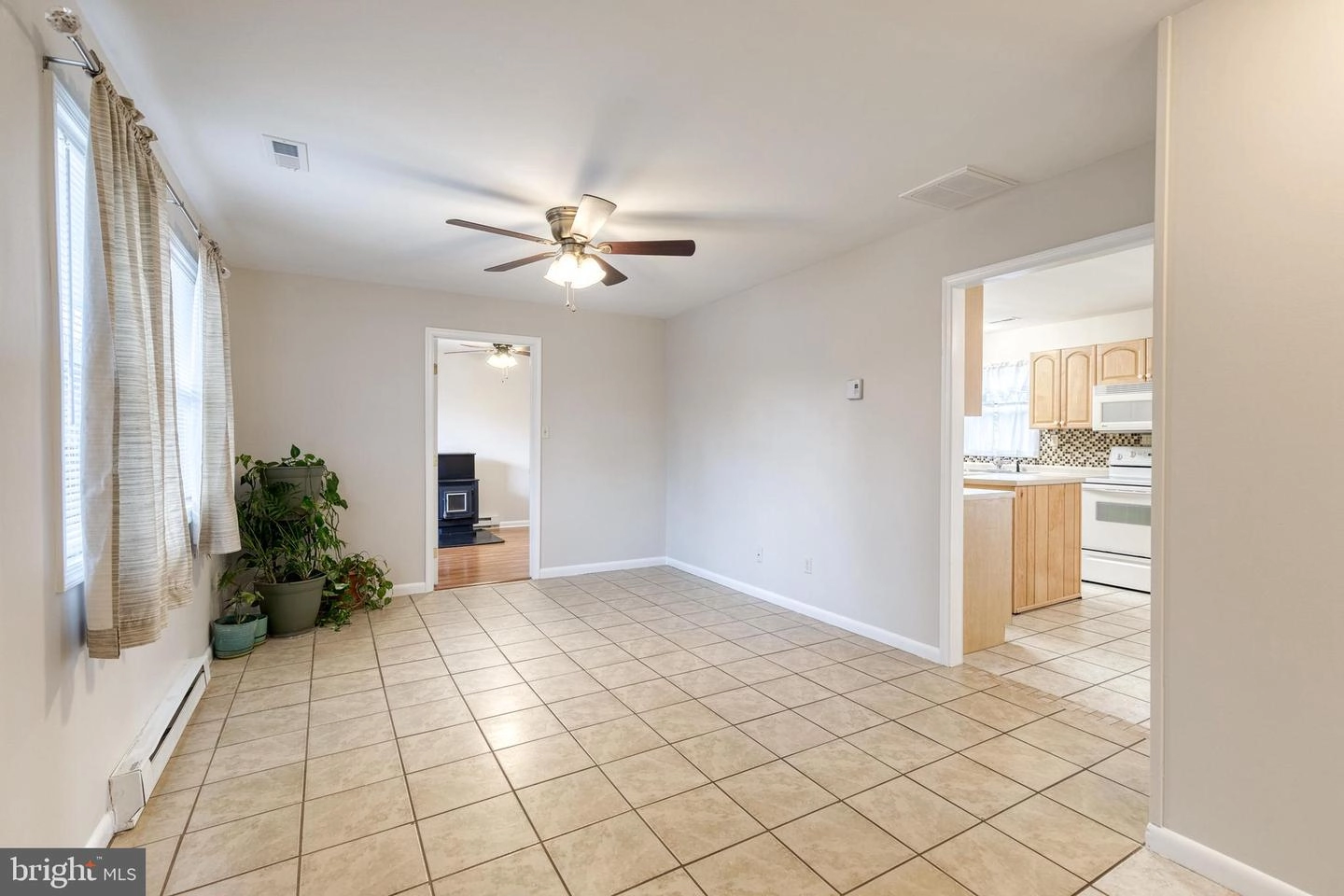 Living - 816 Bradley Rd, Joppa, MD 21085 photo 2 of 8