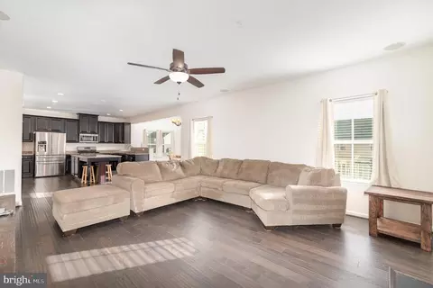 Living - 803 Elk Ct, Joppa, MD 21085 photo 2 of 2