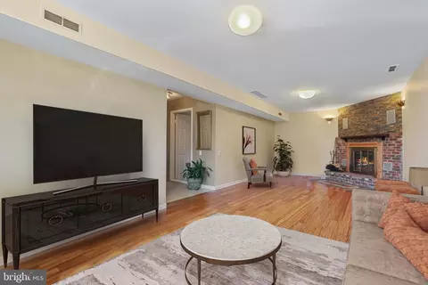 Living - 408 Dunfield Ct, Joppa, MD 21085 photo 2 of 4