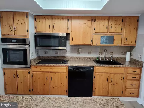 Kitchen - 658 Shore Dr, Joppa, MD 21085 photo 4 of 5