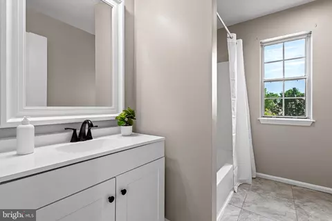 Bath - 422 Crisfield Dr, Abingdon, MD 21009 photo 1 of 2