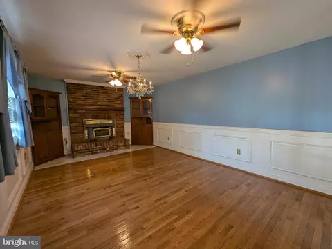 Living - 417 Kemper Rd, Joppa, MD 21085 photo 3 of 5