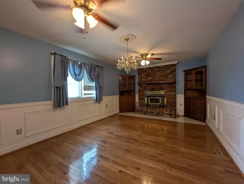 Living - 417 Kemper Rd, Joppa, MD 21085 photo 2 of 5