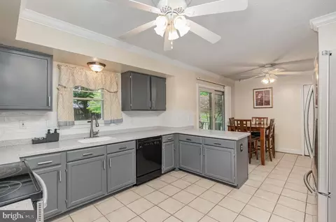 Kitchen - 914 Deer Ct, Abingdon, MD 21009 photo 2 of 4