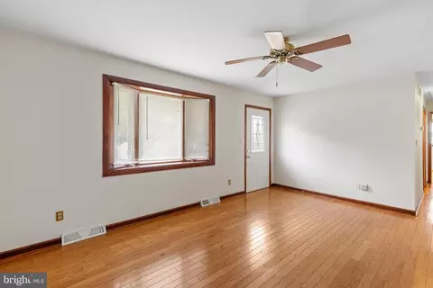 Living - 439 Haslett Rd, Joppa, MD 21085 photo 2 of 4
