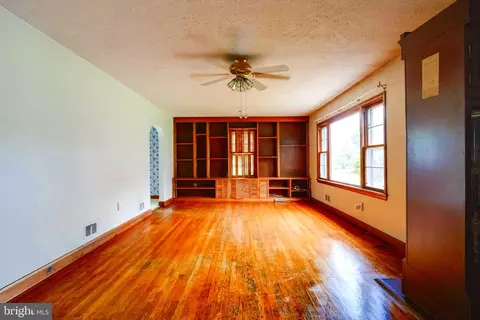 Living - 1405 Pomeroy Ave, Abingdon, MD 21009 photo 2 of 5