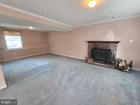 Living - 702 Jonathan Dr, Joppa, MD 21085 photo 6 of 7