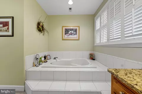 Bath - 2803 Artemus Ct, Baldwin, MD 21013 photo 3 of 8