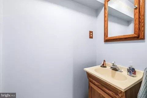Bath - 900 Hamburg Dr, Abingdon, MD 21009 photo 3 of 3