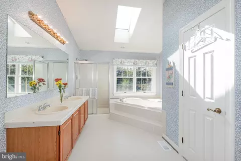 Bath - 2638 Smallwood Dr, Abingdon, MD 21009 photo 2 of 3
