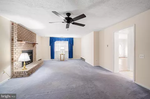 Living - 2114 Oaklyn Dr, Fallston, MD 21047 photo 5 of 7