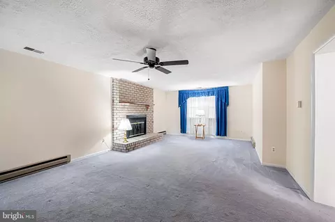 Living - 2114 Oaklyn Dr, Fallston, MD 21047 photo 4 of 7