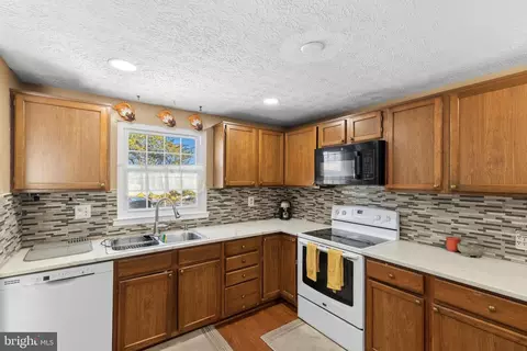 Kitchen - 721 Rainbow Ct, Edgewood, MD 21040 photo 3 of 3