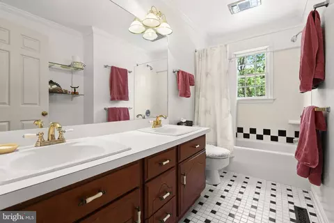 Bath - 2712 Crystal Ln, Baldwin, MD 21013 photo 4 of 5