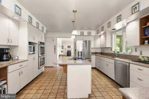 Kitchen - 2712 Crystal Ln, Baldwin, MD 21013 photo 4 of 7