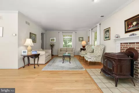 Living - 2712 Crystal Ln, Baldwin, MD 21013 photo 3 of 3