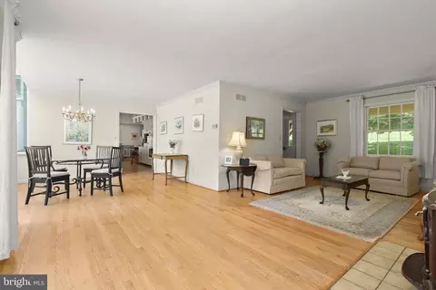 Living - 2712 Crystal Ln, Baldwin, MD 21013 photo 2 of 3