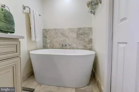Bath - 2712 Crystal Ln, Baldwin, MD 21013 photo 3 of 5