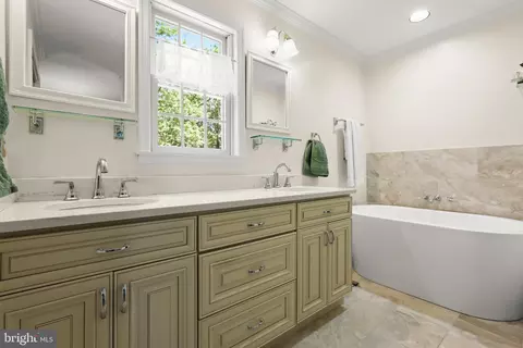 Bath - 2712 Crystal Ln, Baldwin, MD 21013 photo 2 of 5
