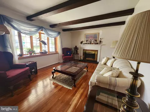 Living - 215 Garnett Rd, Joppa, MD 21085 photo 2 of 3