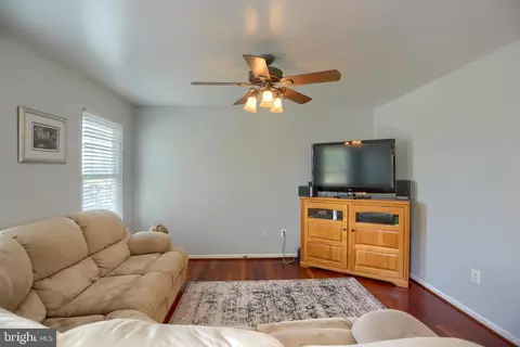 Living - 808 White Pine Ln, Joppa, MD 21085 photo 4 of 4