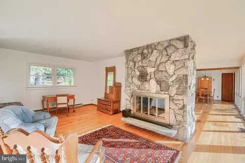 Living - 2807 Pocock Rd, Monkton, MD 21111 photo 2 of 3