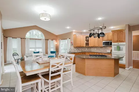 Kitchen - 2623 E Rhododendron Dr, Abingdon, MD 21009 photo 9 of 10