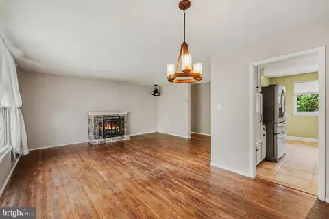 Living - 201 Mountain Rd, Fallston, MD 21047 photo 4 of 6