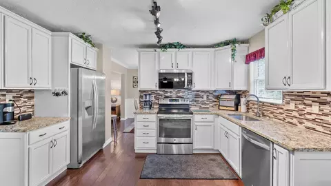 Kitchen - 405 Devonshire Ct, Aberdeen, MD 21001 photo 2 of 5