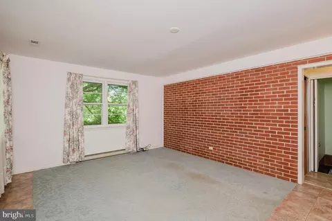 Living - 2911 Nelson Ln, Fallston, MD 21047 photo 2 of 9