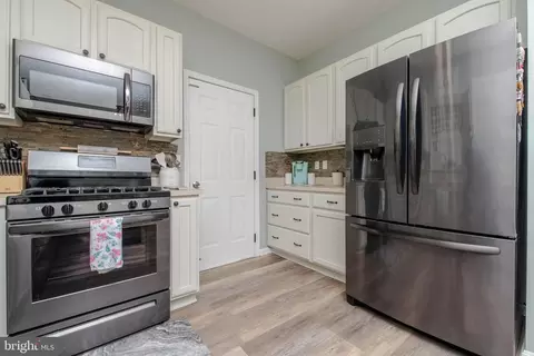 Kitchen - 1985 Mitchell Dr, Aberdeen, MD 21001 photo 2 of 2