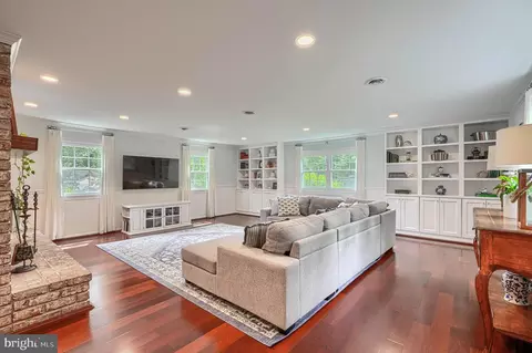 Living - 2804 Page Ct, Fallston, MD 21047 photo 3 of 3