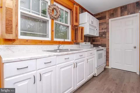 Entry Way - 2525 Friendship Rd, Fallston, MD 21047 photo 4 of 4