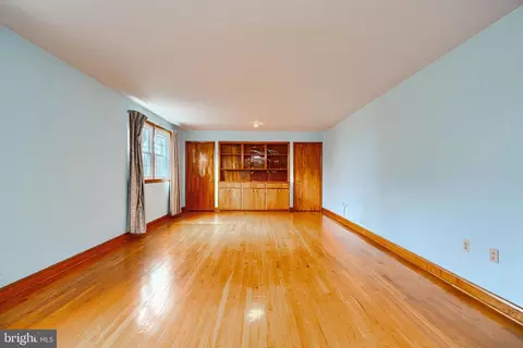 Living - 2705 Fallston Rd, Fallston, MD 21047 photo 13 of 14