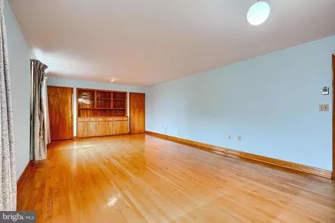 Living - 2705 Fallston Rd, Fallston, MD 21047 photo 12 of 14