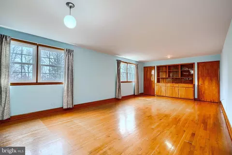 Living - 2705 Fallston Rd, Fallston, MD 21047 photo 11 of 14